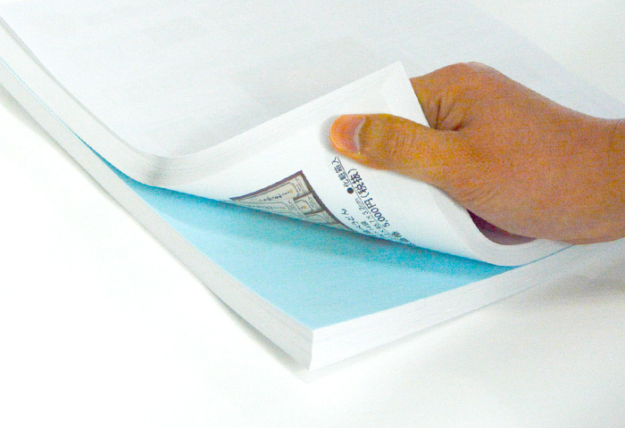 合紙挟み込みのイメージ：クラスごとに仕切り紙が入った資料の束